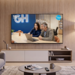 Salon avec tv connectée et publicité Guy Hoquet à l'écran